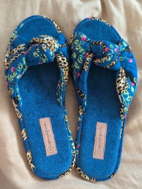 Printfresh Slippers, Size 7 (Fits Like 6)